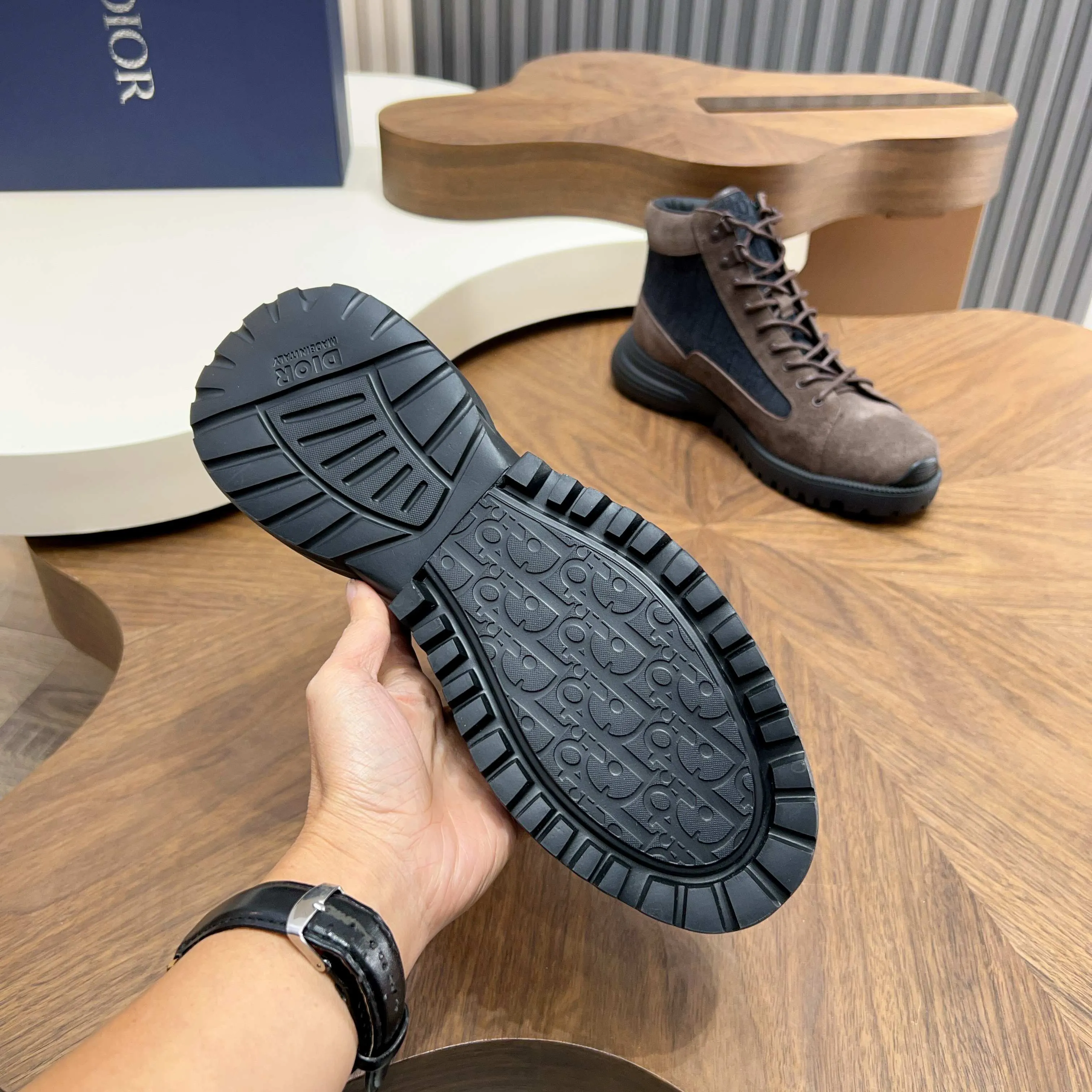 💰860 Dio* - Dior's autumn and winter luxury men's mid-top short boots, purely handmade, both inside and outside are imported first-layer cowhide, high-end quality and exquisite craftsmanship. Original TPU combination outsole. Wear a noble gentleman's taste. The best last type has been carefully debugged. 100% comfort. Size: 38-44 (38-45 can be customized)